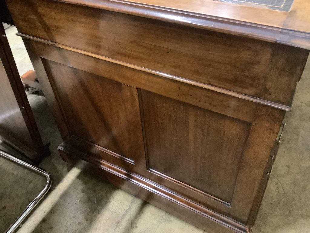 An Edwardian mahogany pedestal desk, length138cm, depth 80cm, height 81cm